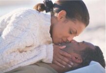 Ntibisanzwe: Menya impamvu 5 zituma abantu bahumiriza iyo bari gusomana!!