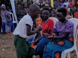 Enda nguhonge nguhe amafaranga wenda wanyemera tukabana!! Indirimbo isekeje irwaza imbavu!